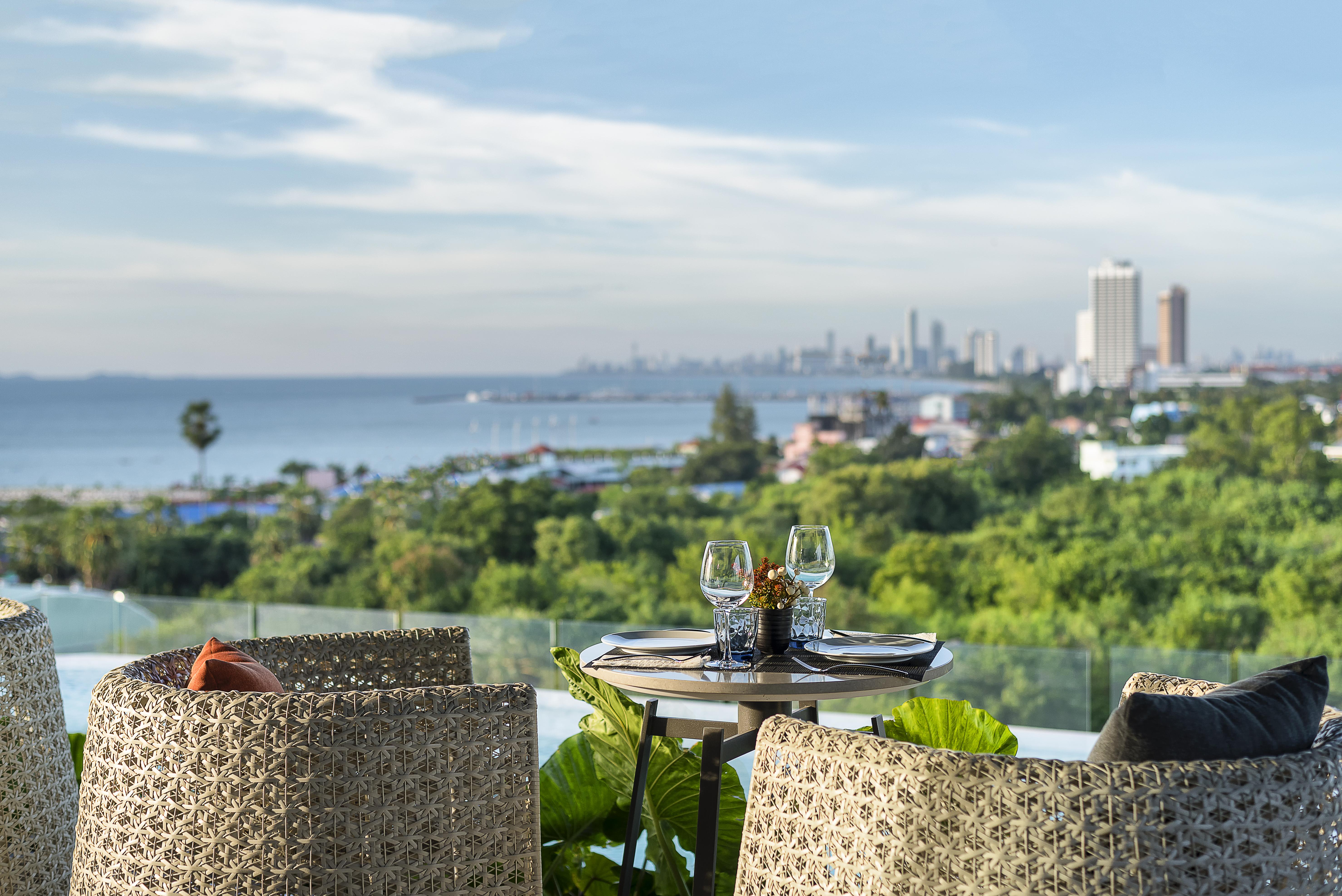 Cross Vibe Pattaya Seaphere Na Chom Thian Exterior photo
