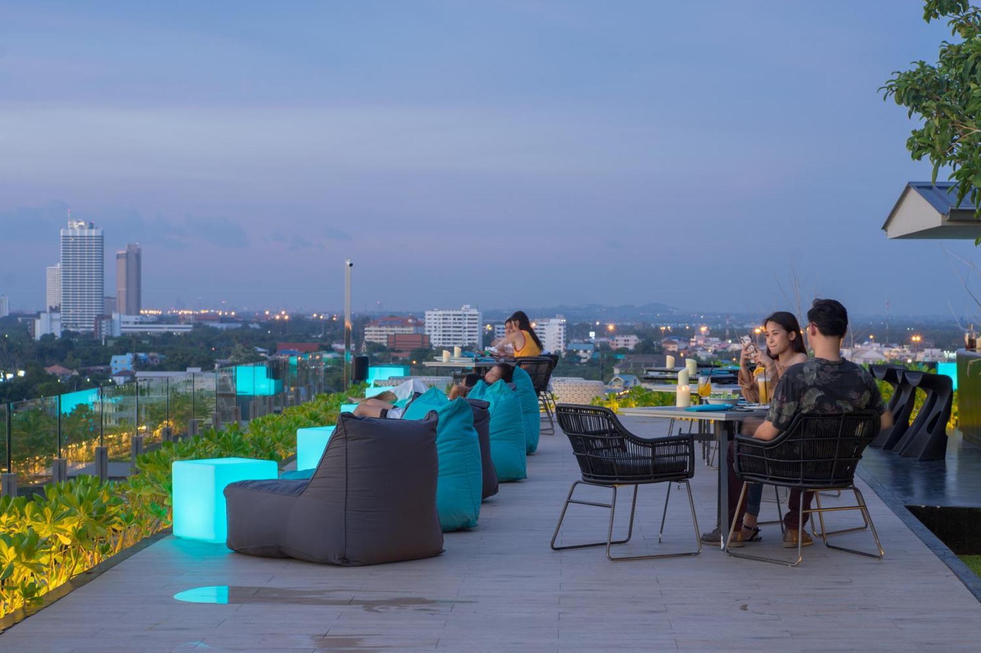 Cross Vibe Pattaya Seaphere Na Chom Thian Exterior photo