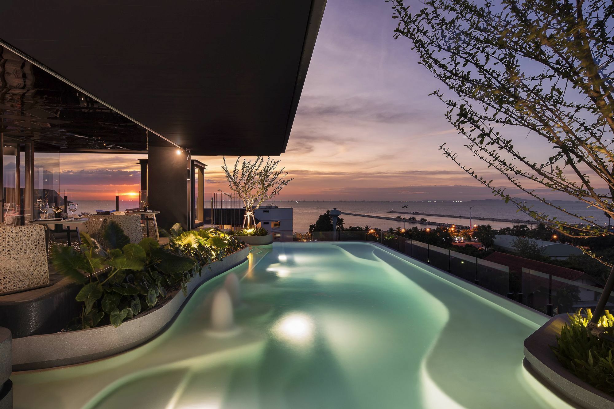 Cross Vibe Pattaya Seaphere Na Chom Thian Exterior photo